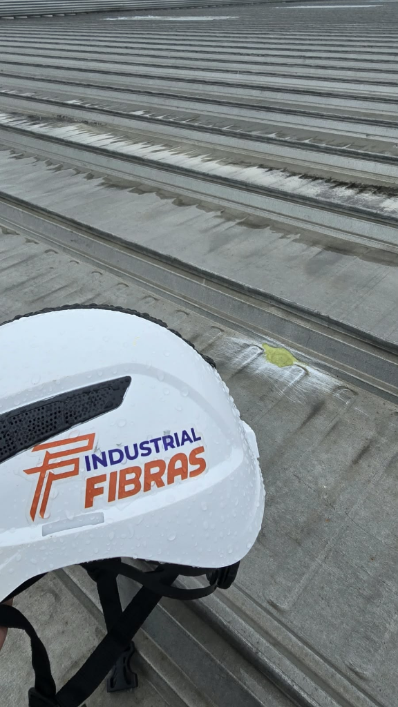 Atendimento consultivo e inspeção técnica com capacete oficial Industrial Fibras